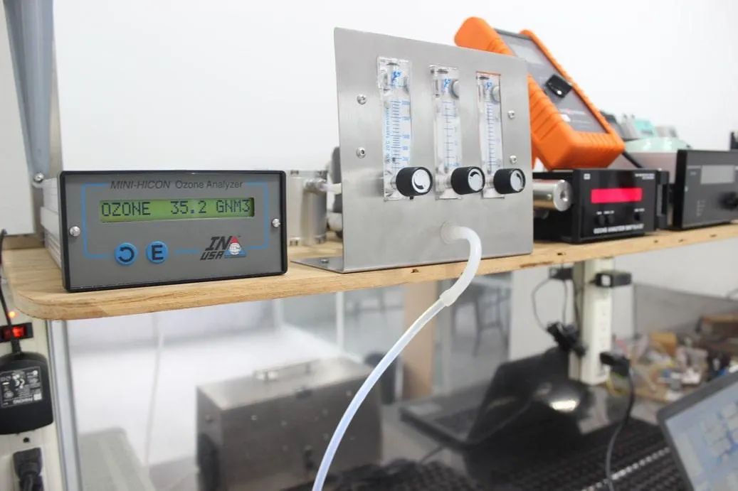 Analizadores de ozono de alta precisión BMT e INUSA conectados en serie para la calibración de equipos en nuestro laboratorio.