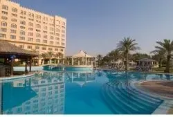 Piscina de hotel tratada con ozono libre de cloro