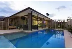 Piscina residencial tratada con ozono libre de cloro