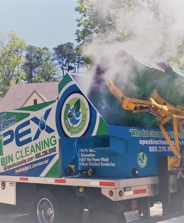 Eco-friendly dumpster and bin cleaning truck with hydraulic lift system