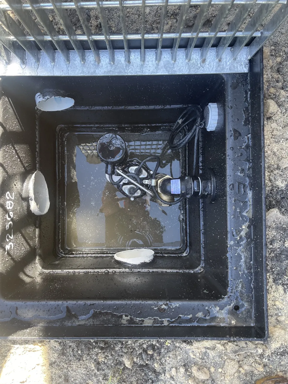 Drainage pit with pipe connections