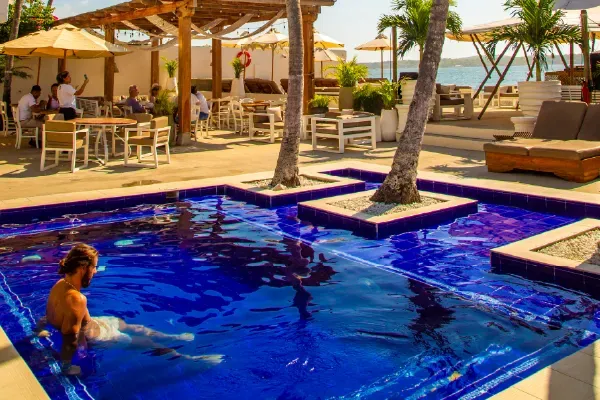 Beach clubs en Cartagena: errores y cómo elegir bien