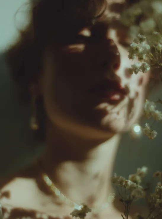 Femme debout dans une lumière printanière douce symbolisant la fatigue émotionnelle et les signaux de l’inconscient en mars.