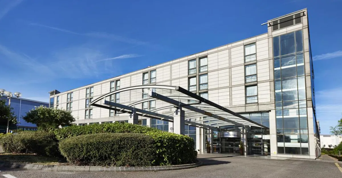 Elegant Asian wedding catering setup by Elite Event Caterers showcasing exquisite Indian and Pakistani dishes.