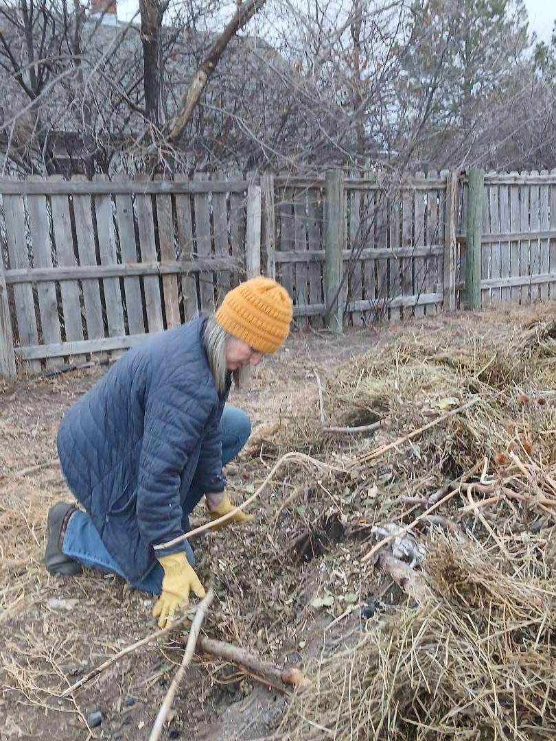 Founder of WeeShire Mains building a sustainable hügelkultur garden bed in Kimball, NE.