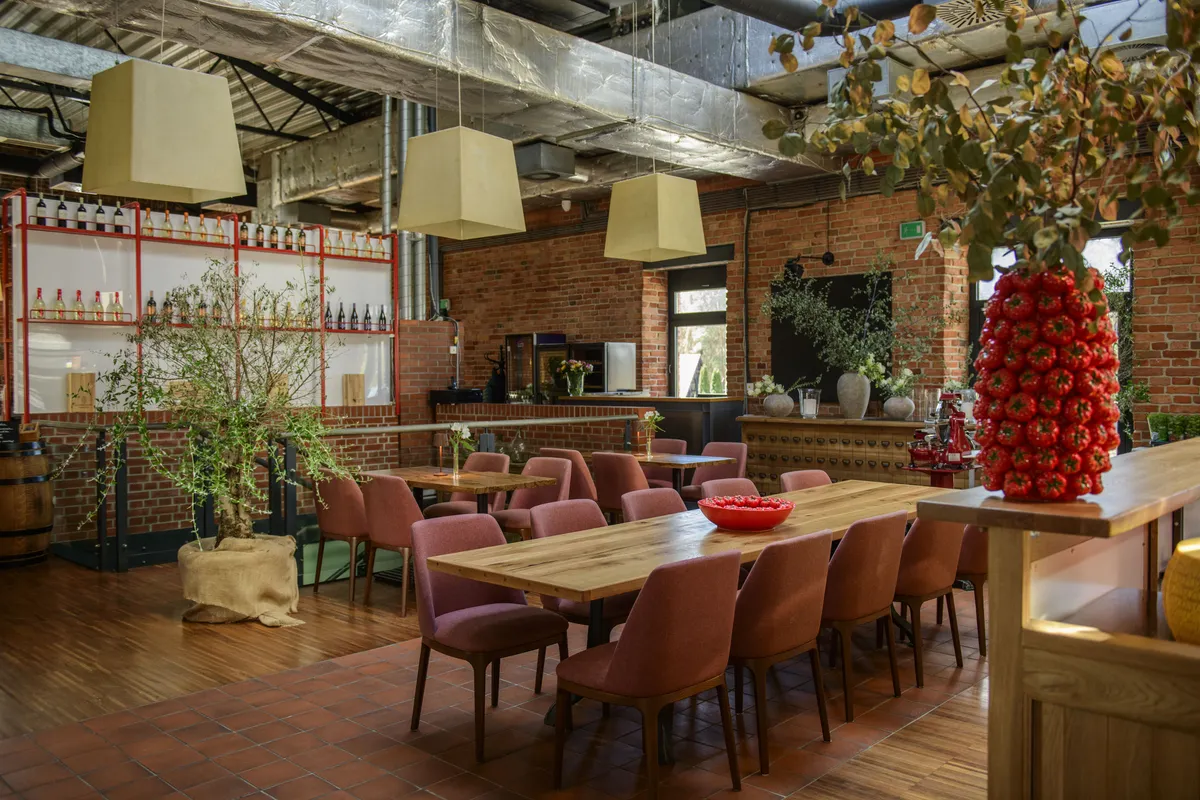 Historyczne wnętrze restauracji Pomodoro w Konstancinie-Jeziornie