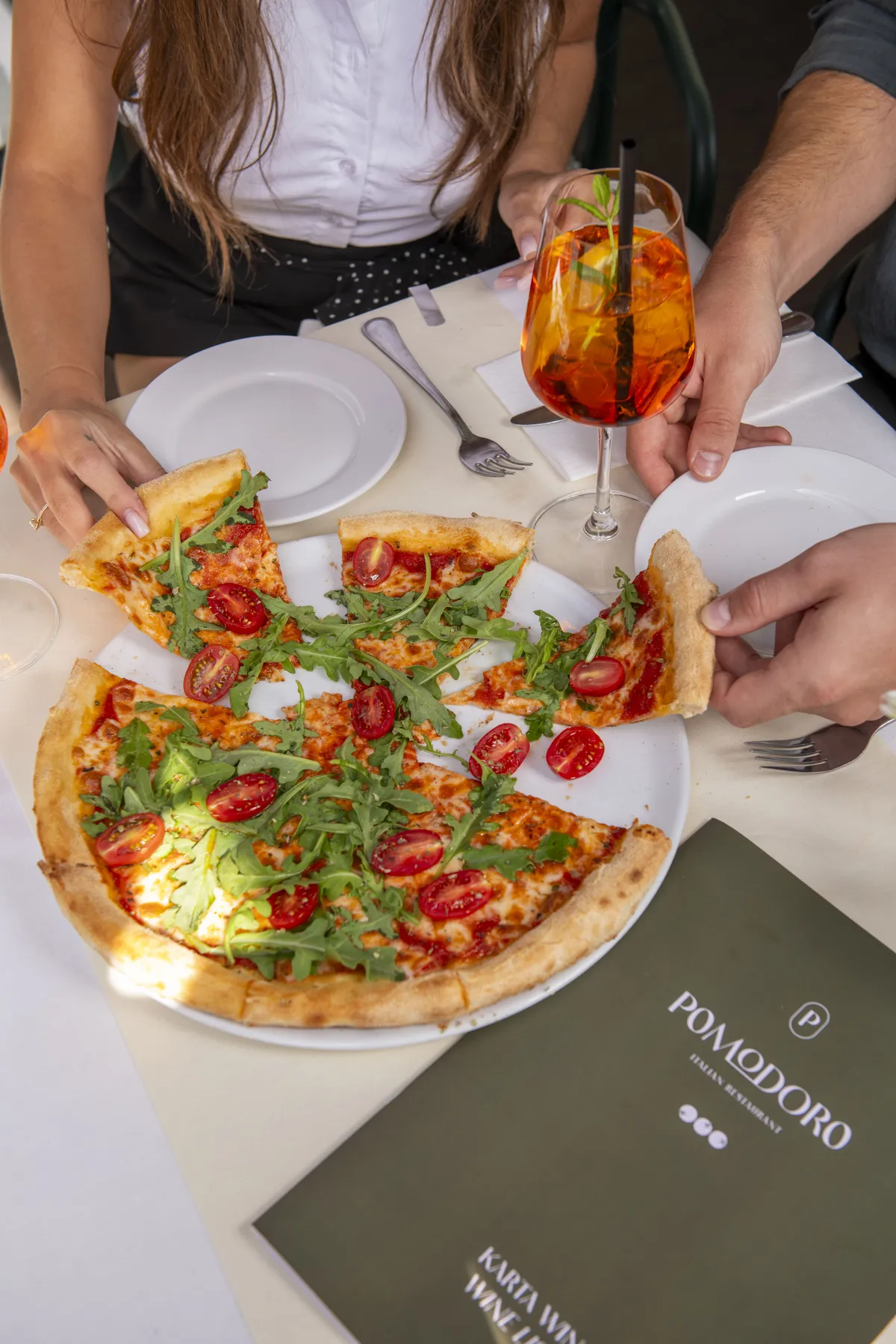 Włoska pizza z burratą i świeżą bazylią w restauracji Pomodoro