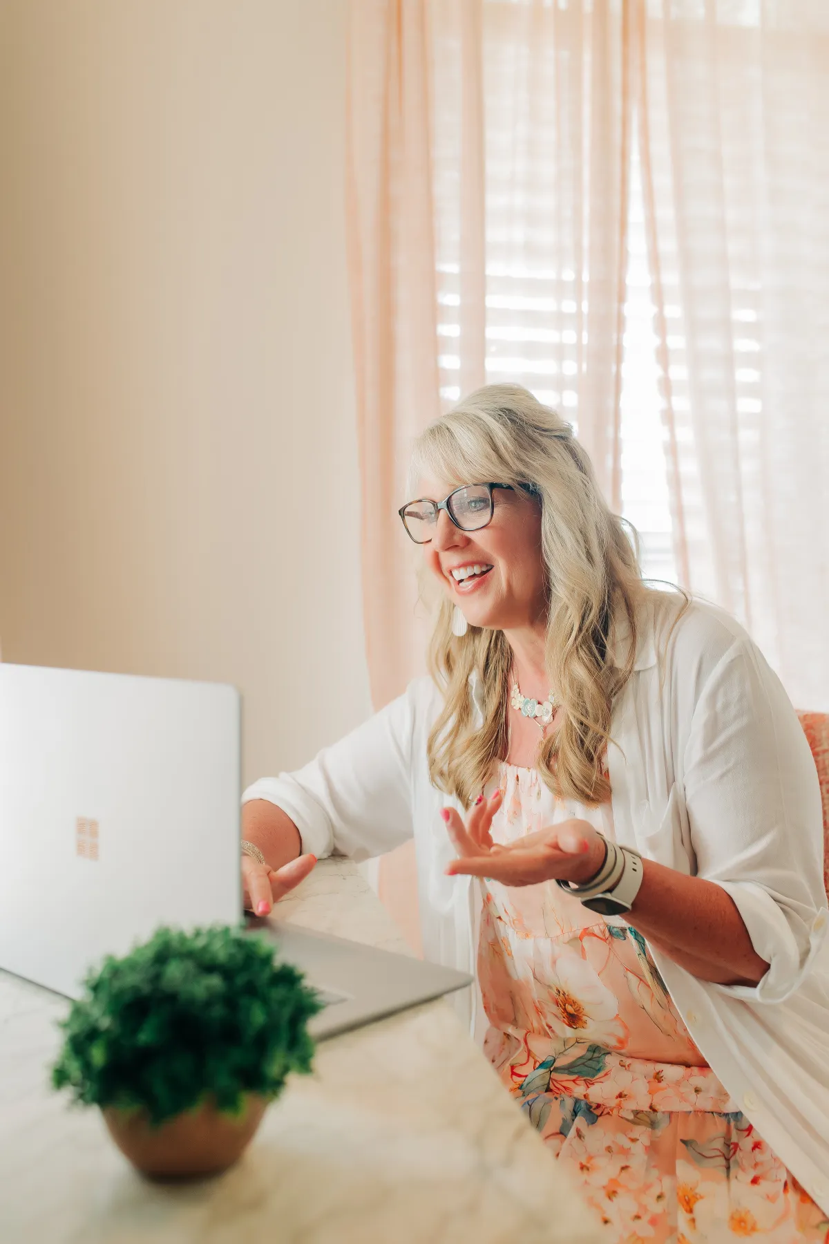 short-haired black cat besides brown wooden table