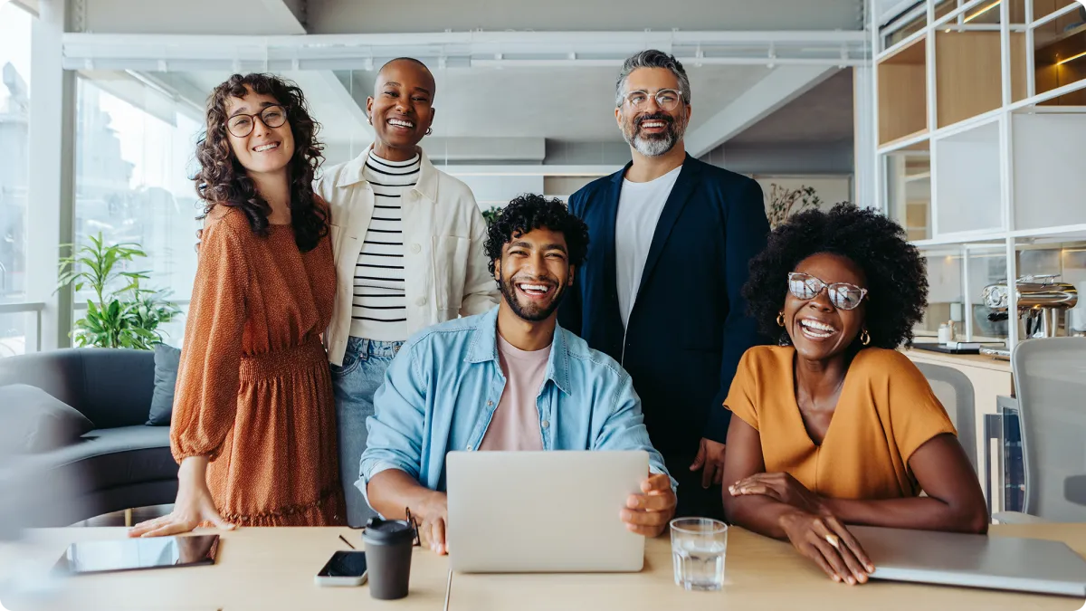 Image plusieurs employés heureux