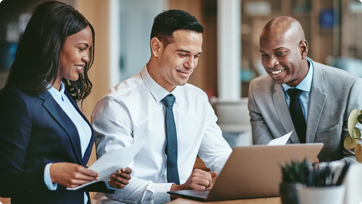 Image une femme et deux hommes professionnels au travail