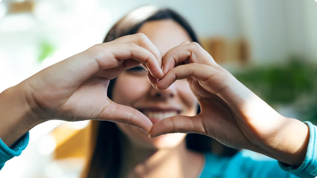 Image femme qui fait un cœur avec ses mains