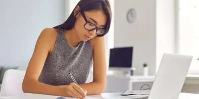 femme avec ordinateur