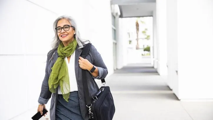 mujeres y personas adultas que quieren regresar al mercado laboral trabajando de forma independiente como asesoras y asesores inmobiliarios para reinventarse y triunfar en los bienes raices con la asesoria, coaching, mentoria y entrenamiento del reconocido Broker y Abogado Inmobiliario Omar Chavez fundador y lider del Team Yinx Real Estate en eXp Realty