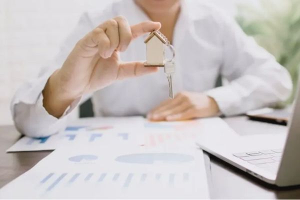 Professional notary services in Miami simplify real estate transactions.