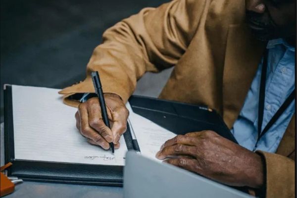 individual choosing either mobile or remote online notary appointment