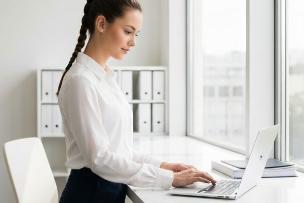 woman with her laptop scheduling her estate planning appointment 