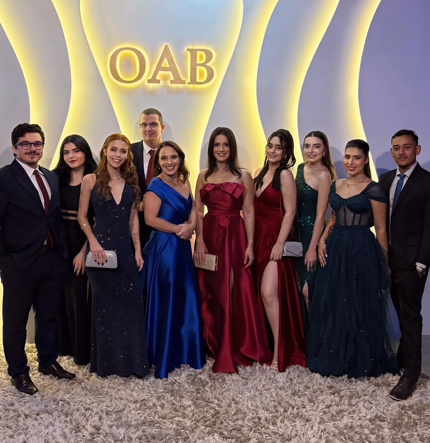 Advogado confiante de terno azul-marinho, braços cruzados, fundo transparente