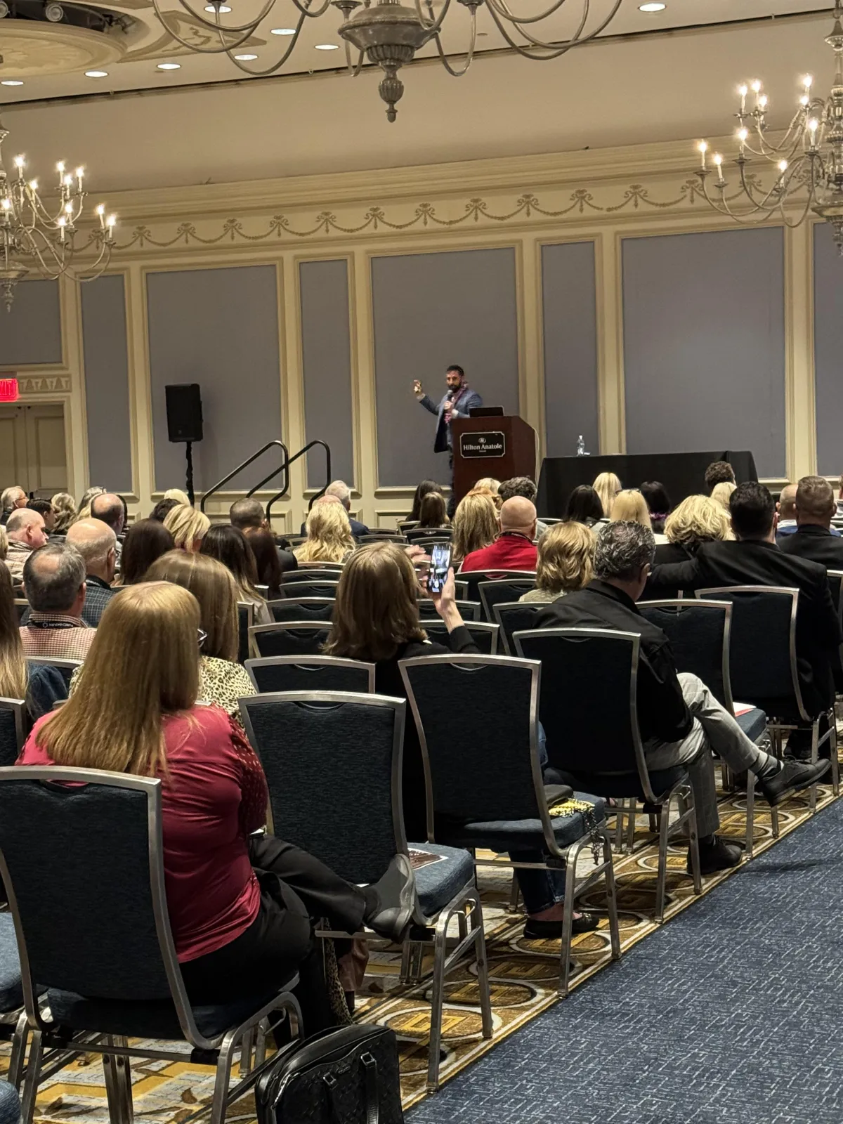 Robbie Haddad Speaking To A Large Group Of Jewelry Business Owners