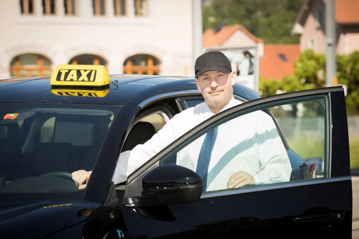 Chauffeur ABA Taxi ouvrant la porte du taxi à Bulle