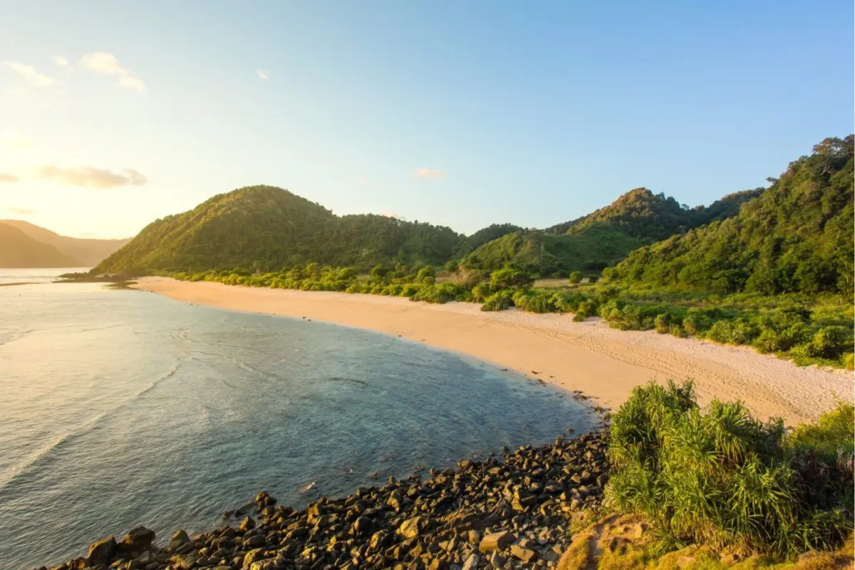 One-Day Kuta Lombok Itinerary (Beaches, Cafés & Food Guide)