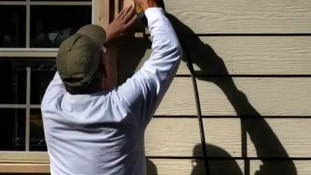 maison noir avec revêtement