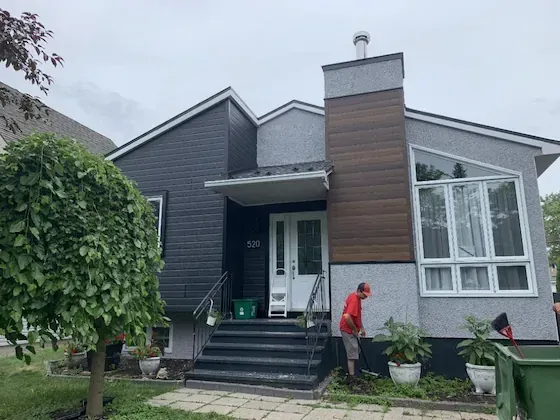 maison noir avec revêtement