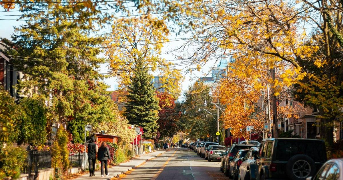 List Before the Holidays or Wait for Spring 2027? What East Toronto's Numbers Say