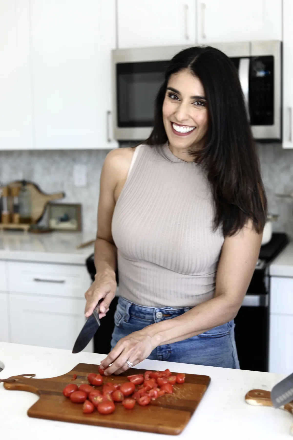 Confident woman achieving her fitness and weight loss goals through balanced nutrition, fat loss coaching, and mindset coaching.