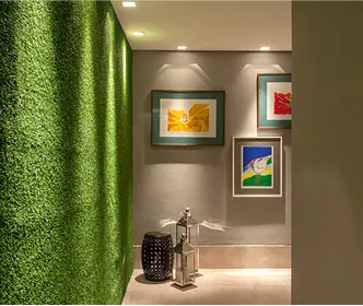 Interior de sala com grama sintética