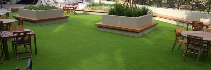 Loja com grama sintética