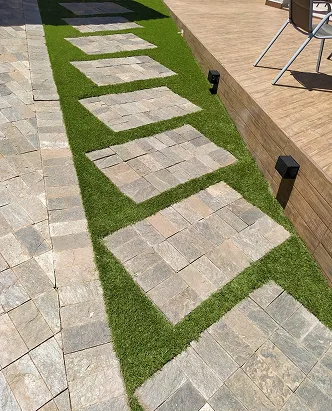 Calçada com grama sintética