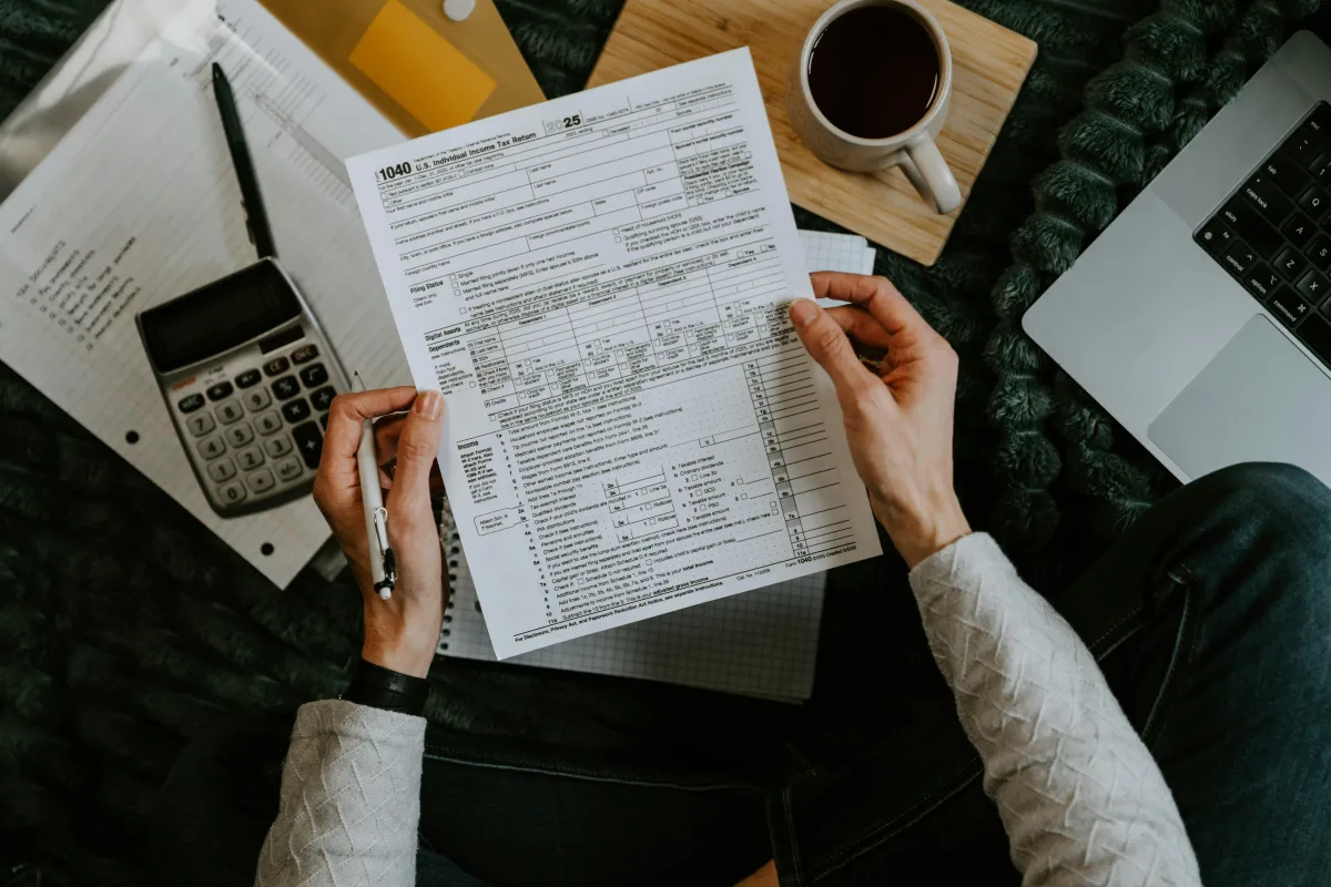 Documentos de taxes sobre un escritorio
