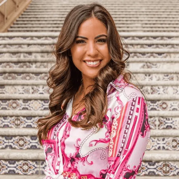 Adriana Davalos, Social Media Marketing Expert, Professional Headshot