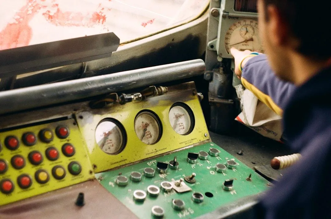 Shop floor operator recording machine downtime context on a mobile tablet