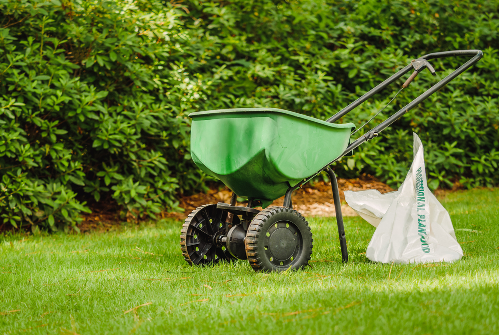 lawn fertilizing wheel barrel