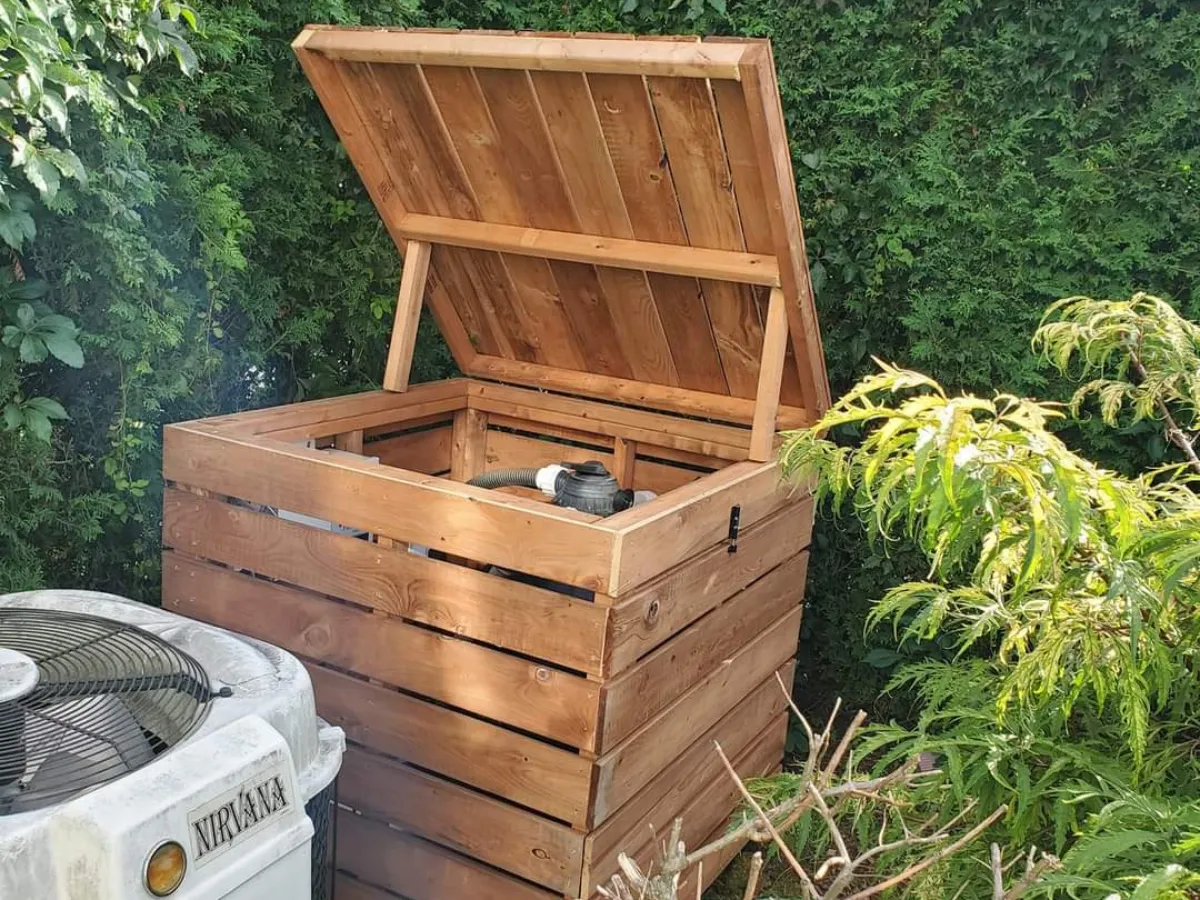 Abris cache moteur de piscine en bois.