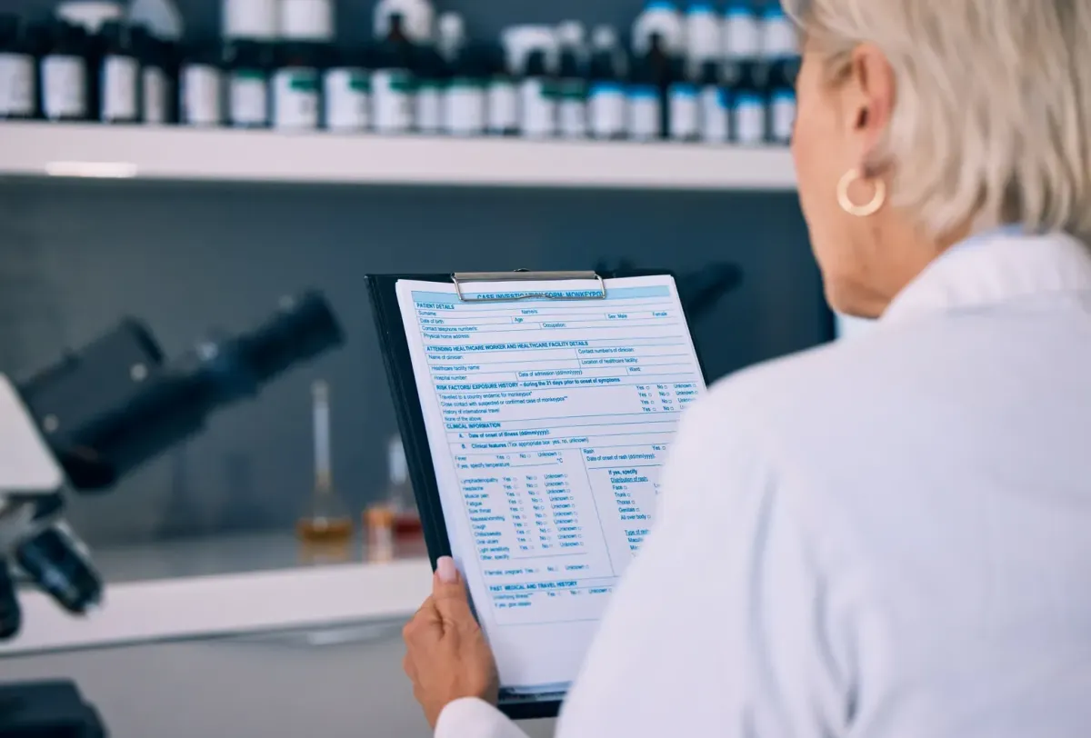 Registro de productos cosméticos COFEPRIS: Fotografía de una mujer con un diagnostico en mano sobre los nuevos productos cosméticos