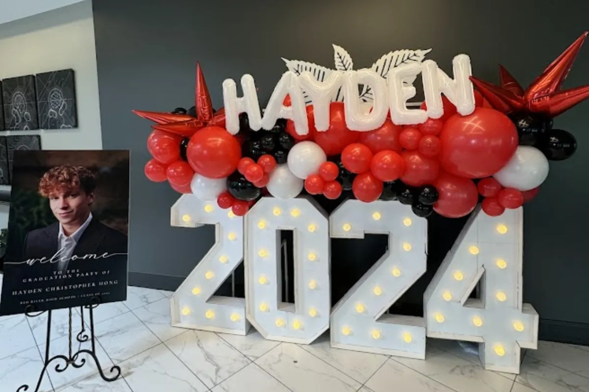 Light-up 2024 graduation balloon garland display