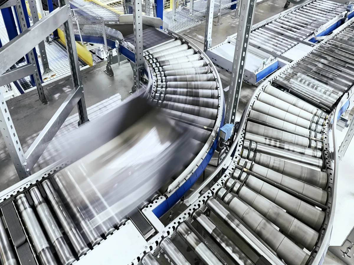 Automated conveyor system in a manufacturing plant