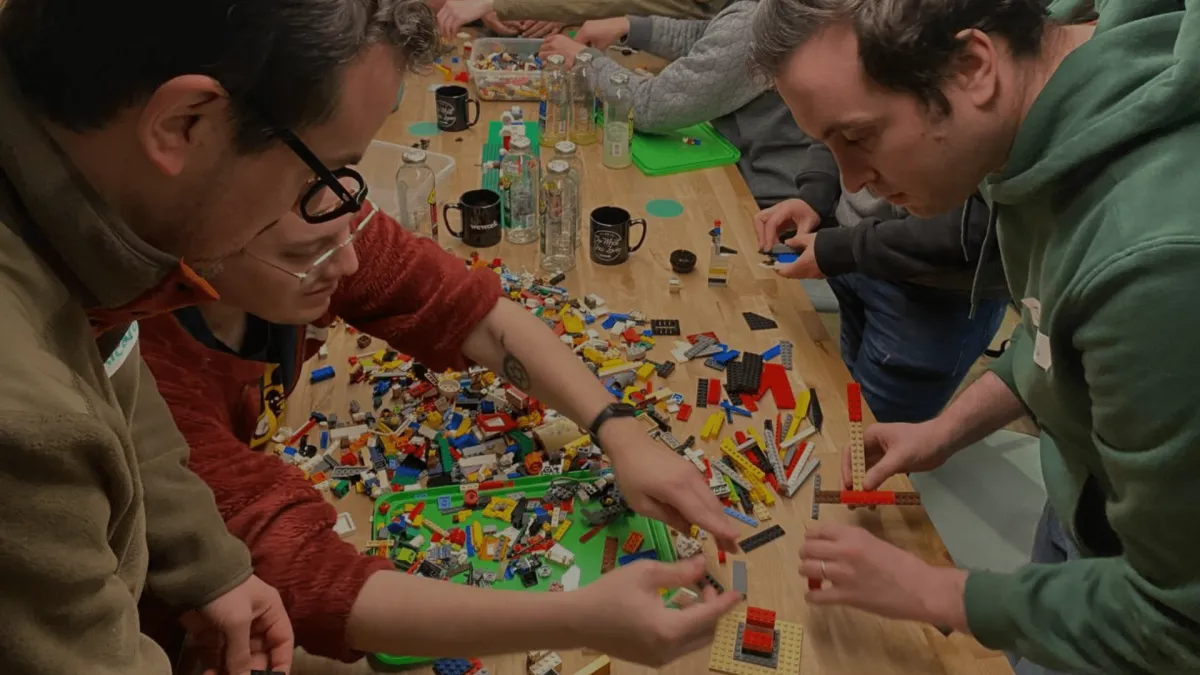 Facilitadores construyendo soluciones en equipo con bloques