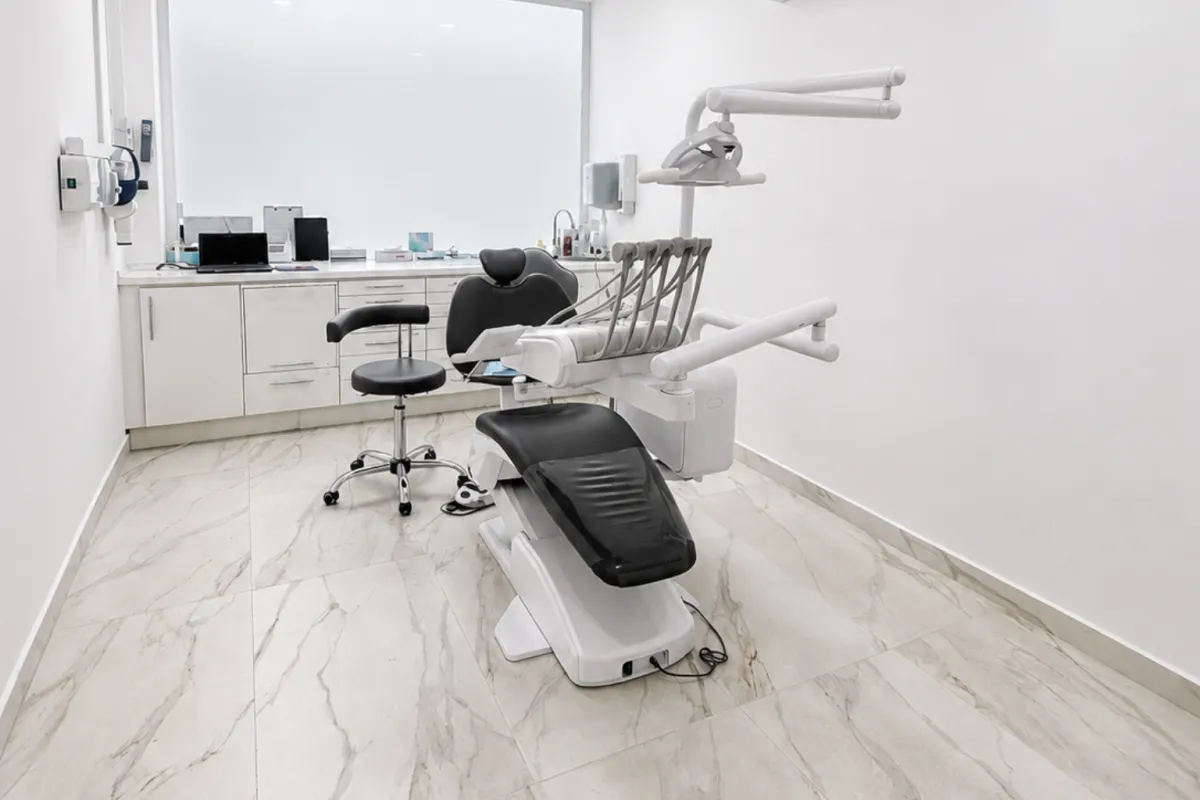 Clínica dental independiente vs grupo dental: ¿Qué cambia?