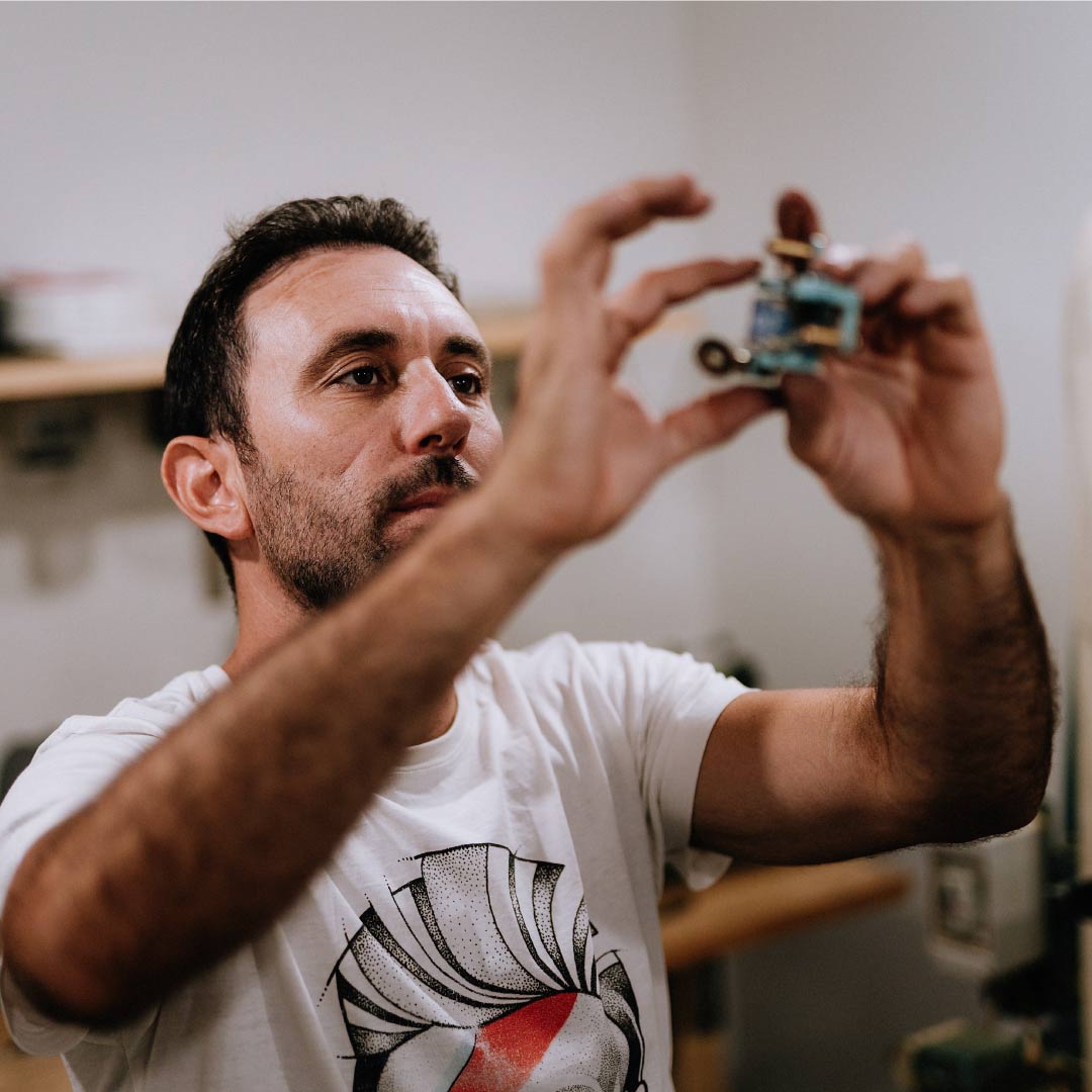 Paco Cachadas tatuando en su Tattoo Academy