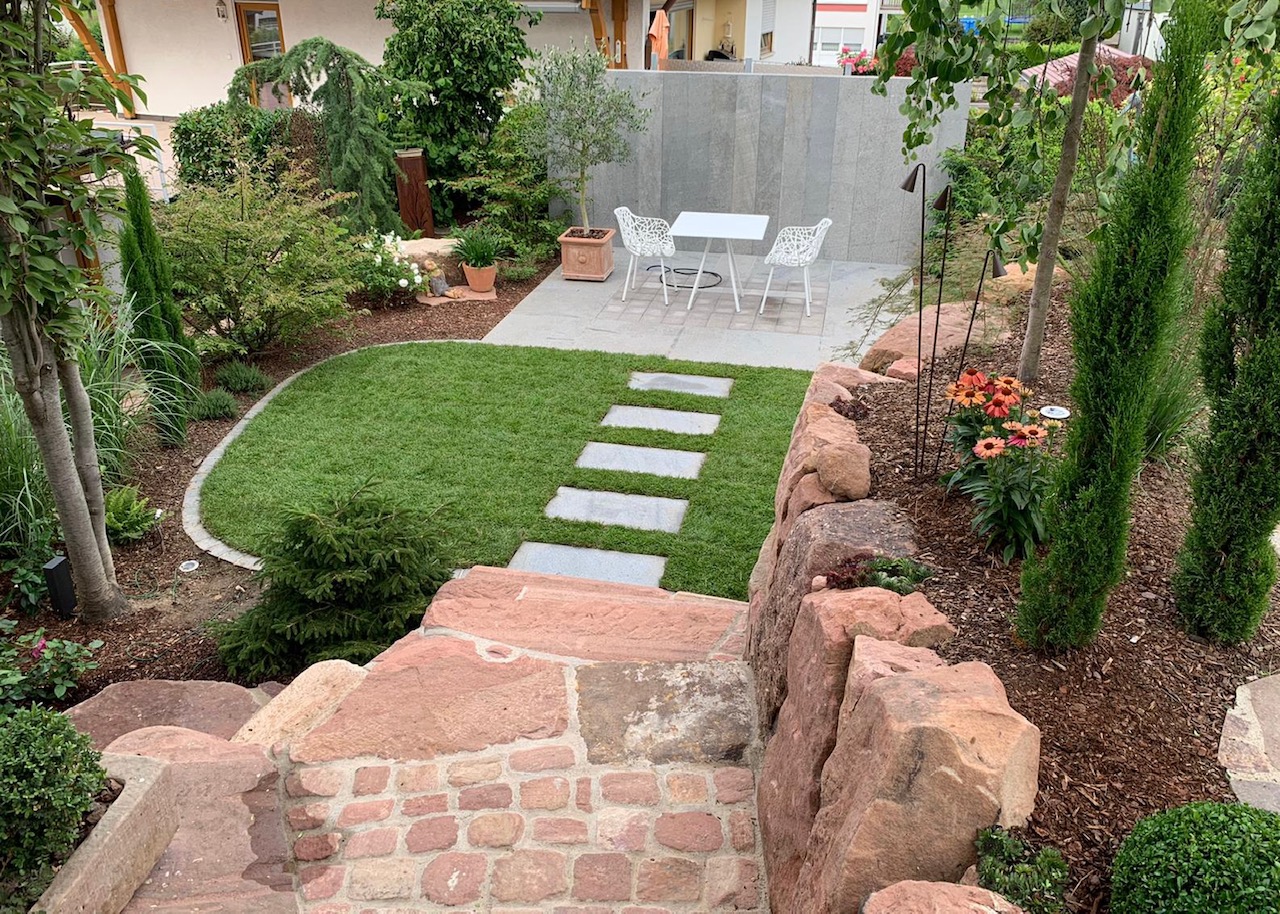 Garten mit Blumen und Sitzbereich