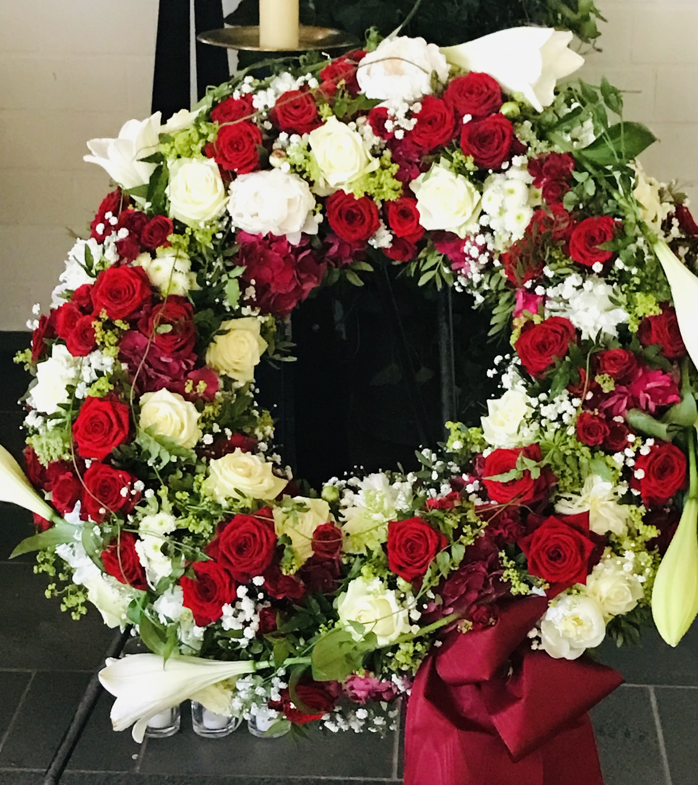 Trauerkranz mit weißen Blumen