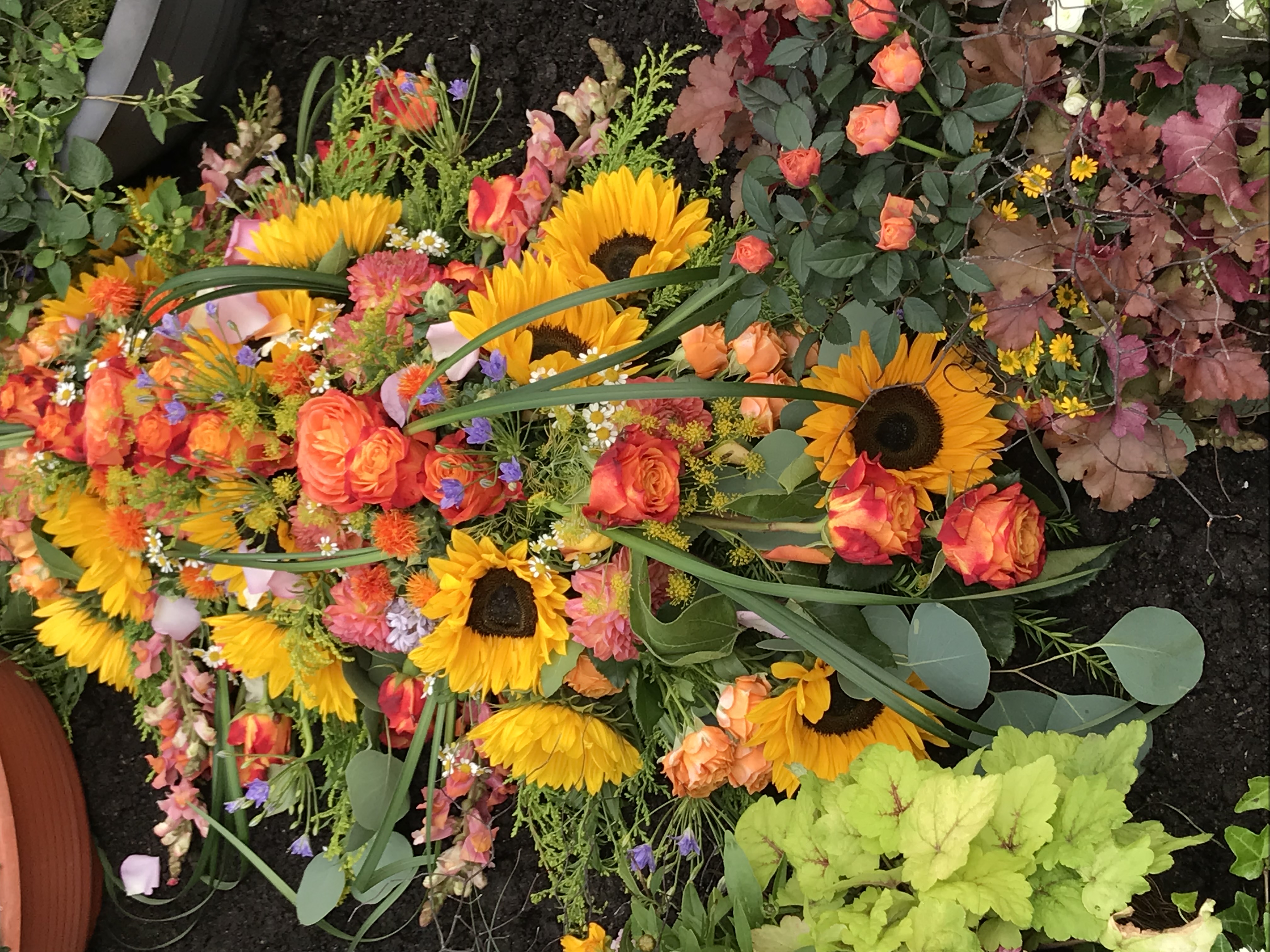 Urnenschmuck mit Blumen