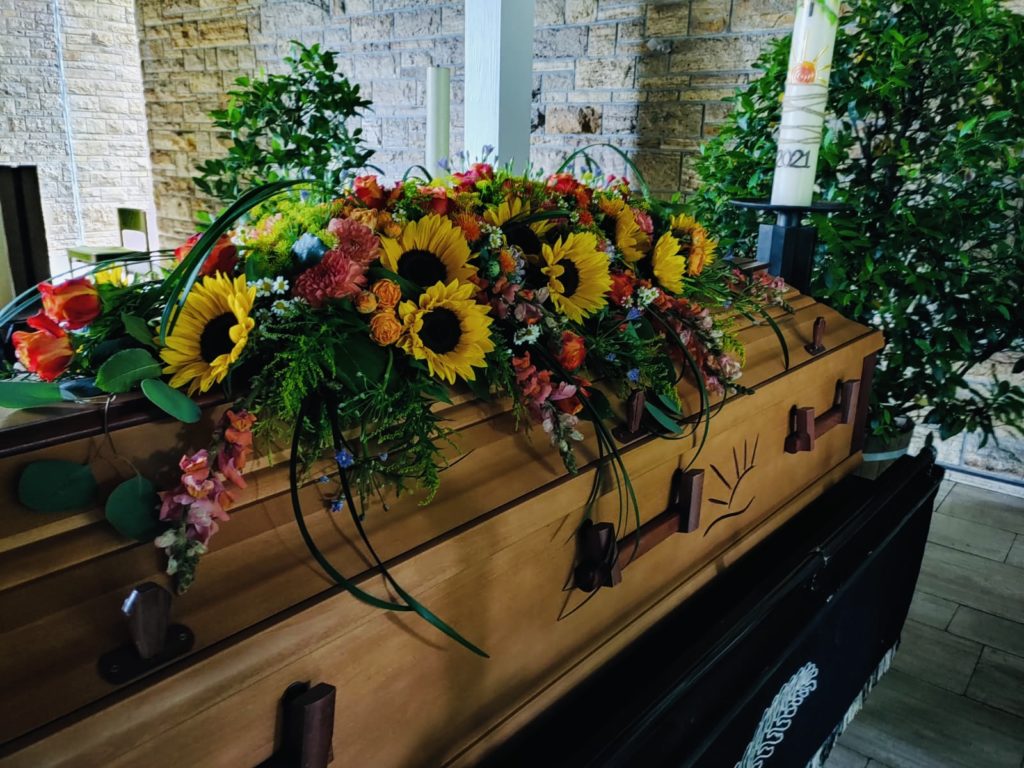 Blumenschmuck in Trauerhalle