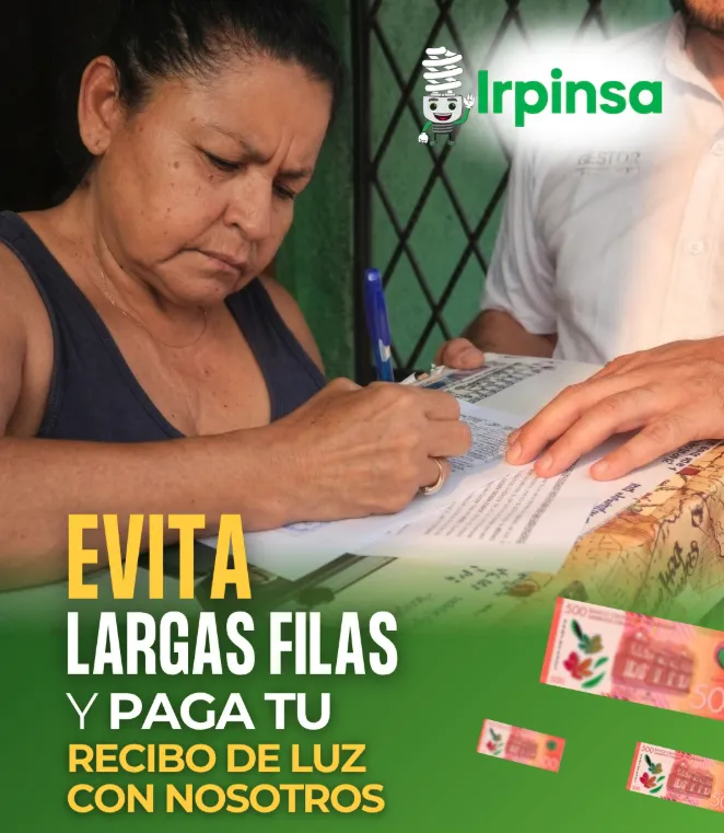 Familia recibiendo asesoría sobre su factura de energía con IRPINSA