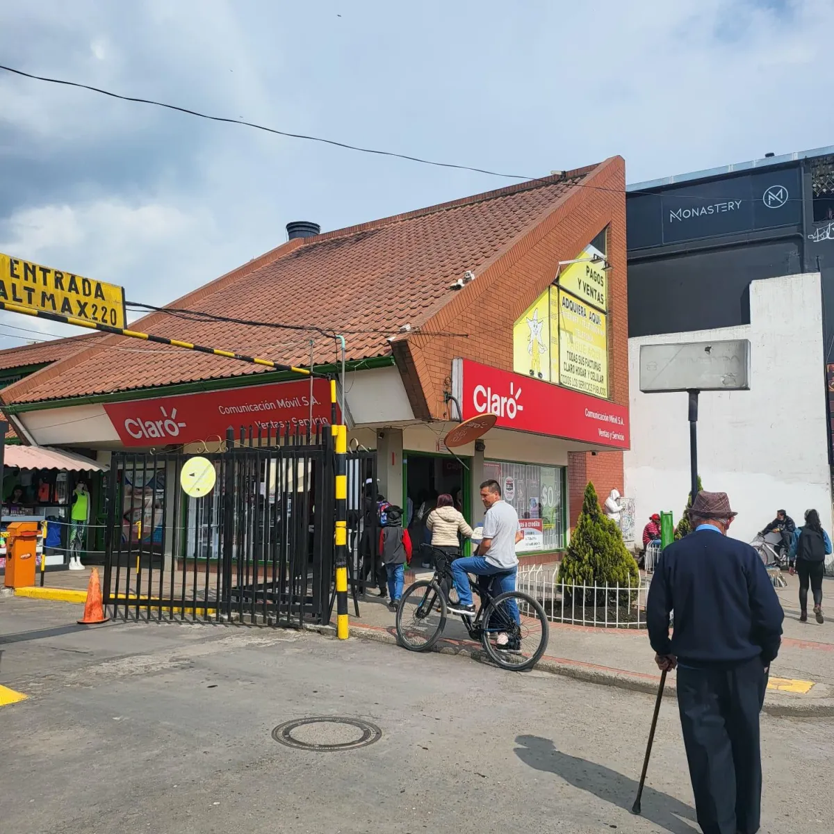 Comoil centro Comercial Los Pinos Local 40