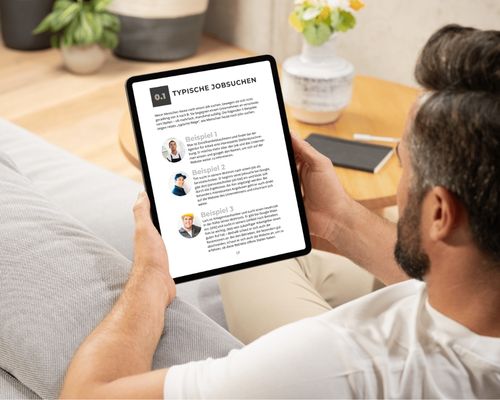 Man liest am Tablet über typische Job-Suchprozesse