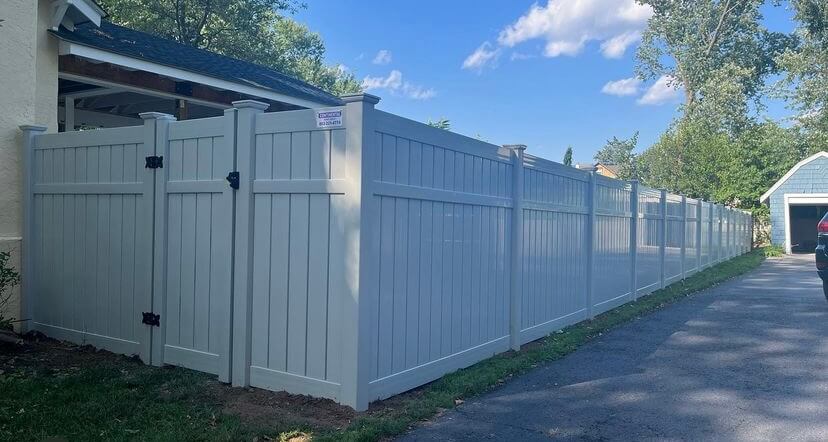 white vinyl privacy fence with gate